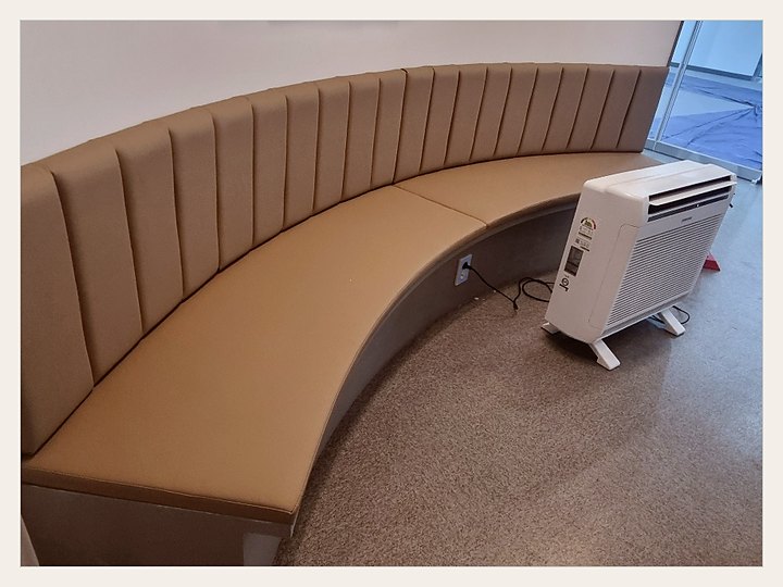 카페 곡선 벤치를 새 레자로 씌운 모습